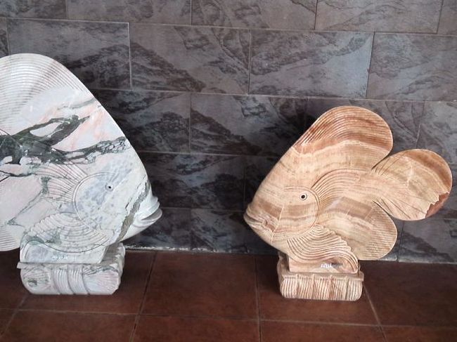 途中で寄ったサービスエリア的なところ。<br />石の置物とかお土産屋さんを見るようになってる