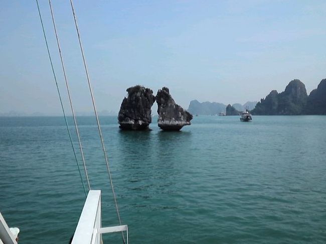 闘鶏の奇岩。<br />この角度だと仲良しにチューして見える。