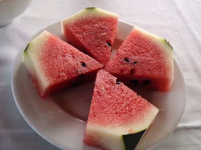 皮が切ってあるスイカ。