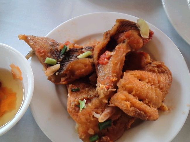 お魚。<br /><br />ごはんもあったしけっこうボリュームあるかんじ。