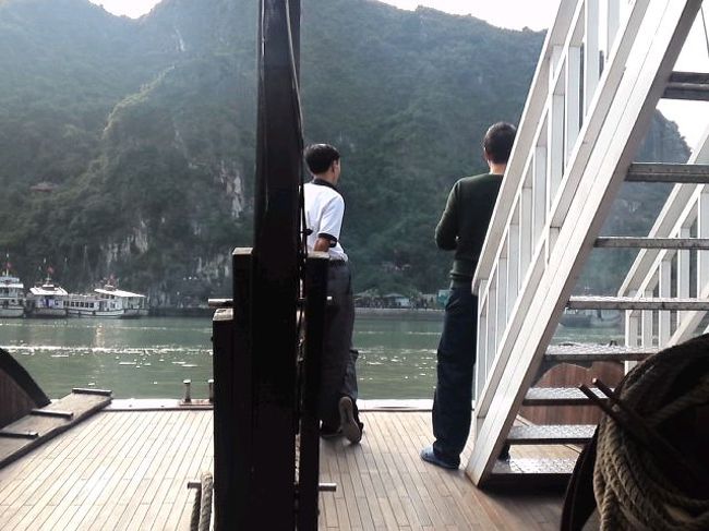 波とかないからか、乗り降りしやすいようにか後ろは船に外壁ない。