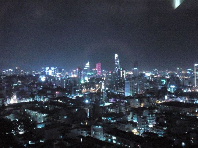 部屋からの眺め。<br /><br />ホテルからすぐのところにある鎮国寺に行った。<br />ライトアップしてて夜でもわかった。<br /><br />ばんばん車もバイクも通る道が信号も無くてなかなか渡るの怖かった！w