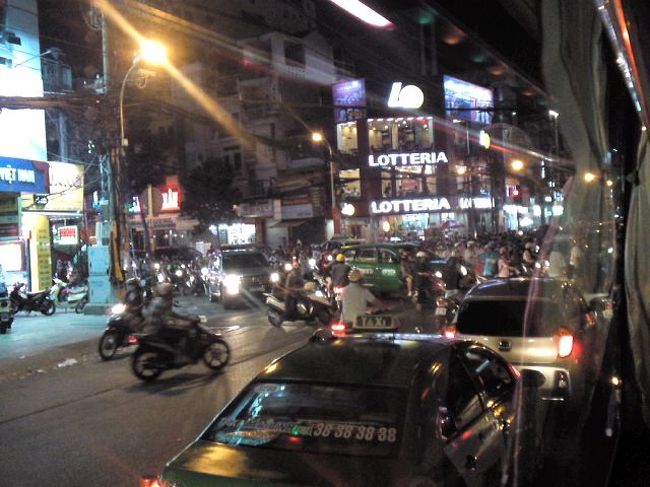 バイクでいっぱい。