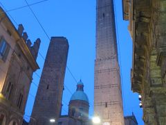 ボローニャのシンボル、二つの斜塔。
12世紀から13世紀にはボローニャにも100もの塔があったそうだ。当時、塔は富と権力の象徴であったため、有力貴族などが競い合うように高い塔を建てていたという。
しかし、落雷や戦争によって現在残っているのは24本、中でも有名なのがこの2本だ。

左はガリゼンダの塔(48m)、右はアシネッリの塔(97.2m)。どちらも建造した一族の名がついている。
