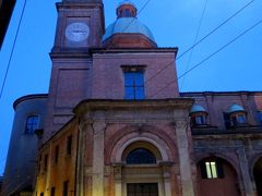 二つの塔の後方には、”聖バルトロメオと聖ガエターノ聖堂(Basilica dei Santi Bartolomeo e Gaetano)”が建っている。
16世紀に建てられたルネサンス様式の聖堂。小さいながらも鐘楼とクーポラがエレガント。