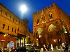 塔の南側にあるメルカンツィア広場。
ここに建つのが”メルカンツィア宮殿(Palazzo della Mercanzia)”。

14世紀に建てられたゴシック様式の美しい建物は、商業関係の裁判所として使われており、裁判が終わると裁判官が中央上部の白いバルコニーから判決を述べたのだそうだ。また罪人は、柱廊の真ん中の柱に繋がれ、見世物になったという・・・
しかし現在は、平和に商工会議所として利用されている。