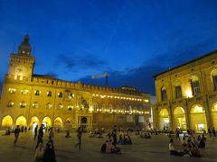 広場の西には”市庁舎(Palazzo Comunale)”、北側には”ポデスタ宮殿(Palazzo del Podestà)”が建っている。

写真左手が市庁舎、右手がポデスタ宮殿。