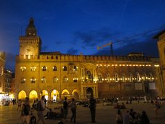 ”市庁舎(Palazzo Comunale)”

かつてボローニャが教皇領だった時代に、教皇や教皇代理使節の居館として使われていた建物で、1336年からは市庁舎となっている。
内部は一部一般公開されており、ブラマンテが手掛けた大階段を上がりフレスコ画が美しい礼拝堂や、美術品の数々を展示した部屋を見ることができる。