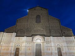 ”サン・ペトロニオ聖堂(Basilica di San Petronio)”

ファサードを見るとすぐに違和感に気付くのだが、装飾が下半分で終わり、上部は基礎がむき出しの状態。
建設途中で反対派の意見や資金不足という壁にぶち当たり、未完成のまま工事が中断、現在に至っているのだという。