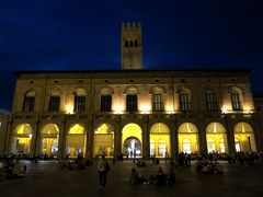 ”ポデスタ宮殿(Palazzo del Podestà)”

サン・ペトロニオ聖堂の向かいに位置する。
1200年に建造され、市民が選任した首長が執務を行う場所として機能していた。現在の姿は15世紀にボローニャの有力一族ベンティヴォリオ家の意向でほとんどが改築されたもの。

この建物の後ろにはエンツォ王宮も建っている。神聖ローマ皇帝フリードリヒ2世の息子、エンツォが幽閉されていた建物だ。
