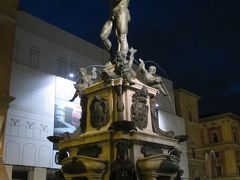 市庁舎の前はネットゥーノ広場(Piazza del Nettuno)になっており、そこには”ネプチューンの噴水(Fontana del Nettuno)”がある。
ネプチューンはイタリア語でネットゥーノ。だから広場にこの名前が付いているのだ。

噴水は1563年から1566年にかけて造られたもので、大理石の噴水の上部にはブロンズのネプチューン像が勇猛な姿で立っている。