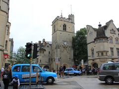 カーファックスタワー（Carfax Tower)、14世紀のもの。小雨が降りだしました。