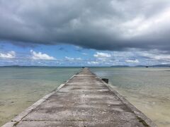 桟橋
遠くに見えてる島　左が西表島で右が竹富島
チョット雲が邪魔だ～

