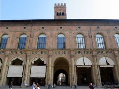 ”ポデスタ宮殿(Palazzo del Podestà)”

マッジョーレ広場の北側に建つ。
1200年に建造され、市民が選任した首長が執務を行う場所として機能していた。現在の姿は15世紀にボローニャの有力一族ベンティヴォリオ家の意向でほとんどが改築されたもの。