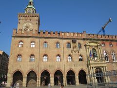 ”市庁舎(Palazzo Comunale)”

元はボローニャの法律家アックルシオの住まいであった建物に北へどんどん増築していったようなのだが、この塔は建造当初からのもので、アックルシオの塔(Torre d'Accursio)と名が付いている。時計は15世紀になってから取り付けられたそうだ。