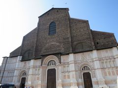 ”サン・ペトロニオ聖堂(Basilica di San Petronio)”

マッジョーレ広場の南側に位置するゴシック様式の聖堂。14世紀から17世紀にかけて建てられたもので、ボローニャの守護聖人・聖ペトロニオに捧げられている。

ファサードを見るとすぐに違和感に気付くのだが、装飾が下半分で終わり、上部は基礎がむき出しの状態。
建設途中で反対派の意見や資金不足という壁にぶち当たり、未完成のまま工事が中断、現在に至っているのだという。
全面がピンクと白の大理石で埋め尽くされていたら、どんなにエレガントだったことだろう・・・

また一説によると、建設当初はヴァチカンのサン・ピエトロ大聖堂より大きいものにする計画だったが、法王にそれを止められ工事がとん挫したという話もある。
いずれにしろ、面白いエピソードを持つ聖堂だ。