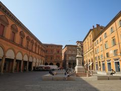 次にやって来たのはガルヴァーニ広場(Piazza Galvani)。
サン・ペトロニオ聖堂の南に位置する。