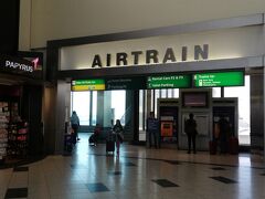 ニューアーク空港に到着しました。
ニューヨーク市内まで鉄道で向かいますが、まずはAIRTRAINの駅に向かいます。