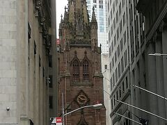 NYSEの脇の道の先に、トリニティー教会が見えます。