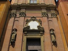”サンタ・マリア・デッラ・ヴィータ教会(Santuario di Santa Maria della Vita)”

飲食店や食材店が並ぶクラヴァトゥーレ通り(Via Clavature)を歩いていると突然現れる教会。周囲に溶け込みすぎて、うっかりしてると通り過ぎてしまいそう。

13世紀に建造され、17世紀に改修されたのが現在の姿になっている。ファサードは1905年に再建された。