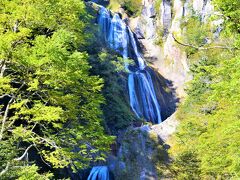 たどり着くのは標高差270m、
7段の岩肌を流れ落ちる
北海道最大の名瀑「羽衣の滝」。
天女の羽衣のように気品あふれる佇まい。