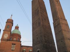 ボローニャのシンボル、二つの斜塔。
左はガリセンダの塔(48m)、右はアシネッリの塔(97.2m)。どちらも建造した一族の名がついている。

左にちょこっと写ってるのは、聖バルトロメオと聖ガエターノ聖堂。