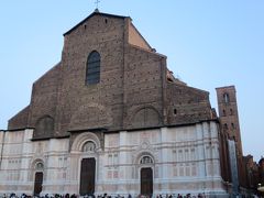 サン・ペトロニオ聖堂(Basilica di San Petronio)

14世紀から17世紀にかけて建てられたゴシック様式の聖堂で、ボローニャの守護聖人・聖ペトロニオに捧げられている。