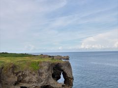 象の鼻の形をした岩、万座毛の象徴的な風景。