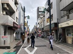 ちょくちょく来る戸越銀座。今日は地下鉄戸越駅から東急線の戸越公園駅まで歩きます。寄り道しても３０分くらい。意外と近いのです。

戸越駅のA2出口からでて、戸越銀座商店街に入ってきました。台風が近寄っているということもあり、人の数は少なかった。
