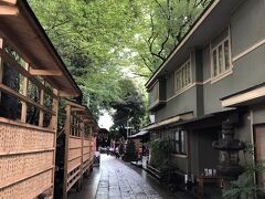 神社の真ん中あたりの参道に入ってしまいました。