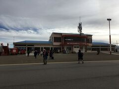 ウユニ空港

めちゃくちゃ小さいので到着したら歩いて行く。
ウユニ空港～ウユニ市内はタクシーで約10分。ウユニは安全なので、安心してタクシーに乗れた。