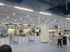 １８時過ぎ、香港フェリーターミナルに戻って来ました。
香港入国の際は、入国カードの記載が必要です。
