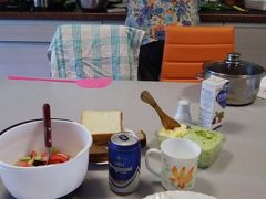 ８日目　いよいよキフヌ島へ。まずは、パルヌからムナライド港へバスで移動。フェリーに乗り換えて、キフヌ島の港へ。ステイ先のお家を探す。心細かったけど、港から一番近い家でした。おばあちゃんひとりで英語が通じず・・・。でも、マンマの手料理は、今回の旅で一番、心に残った経験。
ちなみに、夏期はキフヌ島は、パルヌから日帰りでも充分可能です。ただ、こんなゲストハウスに泊まってみるのもオススメです。