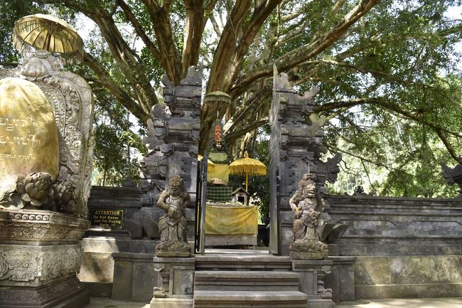 ２日目午後。<br />ティルタ・ウンプル寺院。沐浴もしてみたかったけど今回は断念。