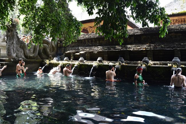 地元の方も観光客もたくさんの人が沐浴をしていました。左から順番にお祈りしながら水を浴びていきます。