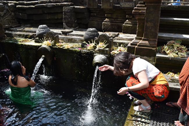 ガイドさんの勧めでほんの少し沐浴気分を味わいました。ちゃんとお祈りしながら浴びましたよ。