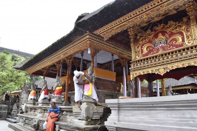 お祭りが近いそうで、石像もおめかし