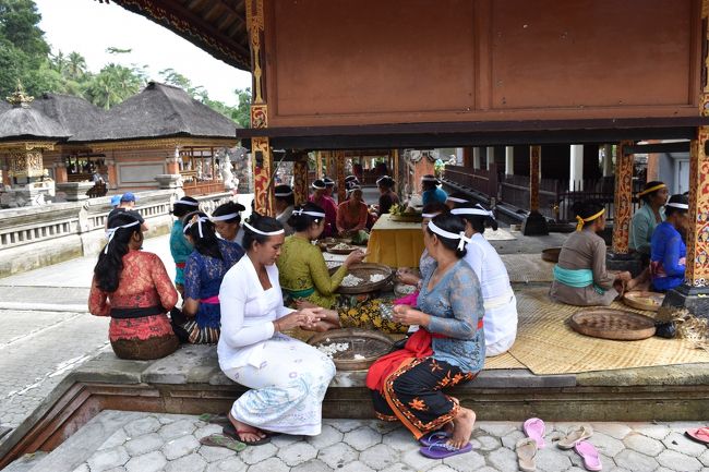お供え用のお菓子のようなものを作ってました。