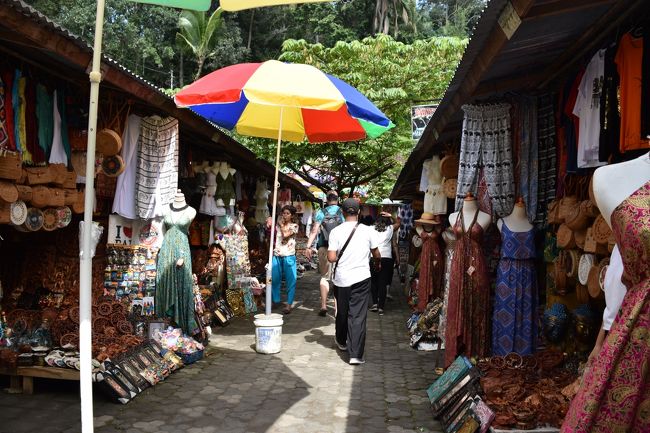 駐車場まではたくさんのお土産屋さん。ガイドさん曰く、千円安いよーって言うけど千円じゃないから気をつけてとアドバイス。