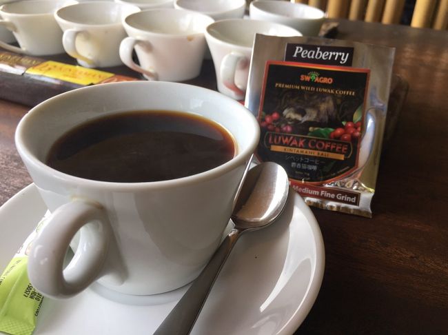 雌豆は酸味があってお口にまったり残る感じ。雄豆のほうがコクがあって私好み。日本では１杯3，000円するらしいが、ん～正直よくわからない。でも！これを飲んだ後にさっき美味しいと思ったキンタマーニのロブスター種を飲んだら、え？水の味がする！全然違う！飲み比べて初めて価値がわかった気がします。それなりのお値段ですが、もちろん購入。