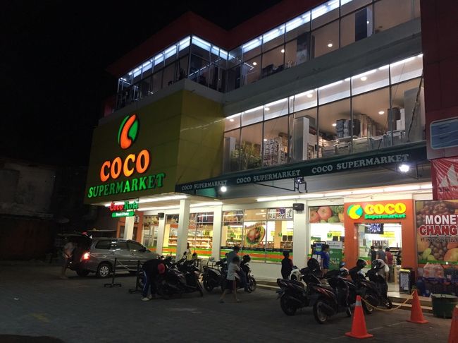 帰り道、バラマキ土産買うならスーパー寄るよーと、COCOマートへ。<br />