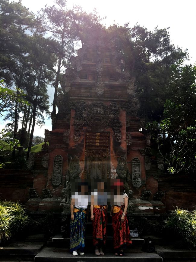 入口で腰布を巻いてもらいます。