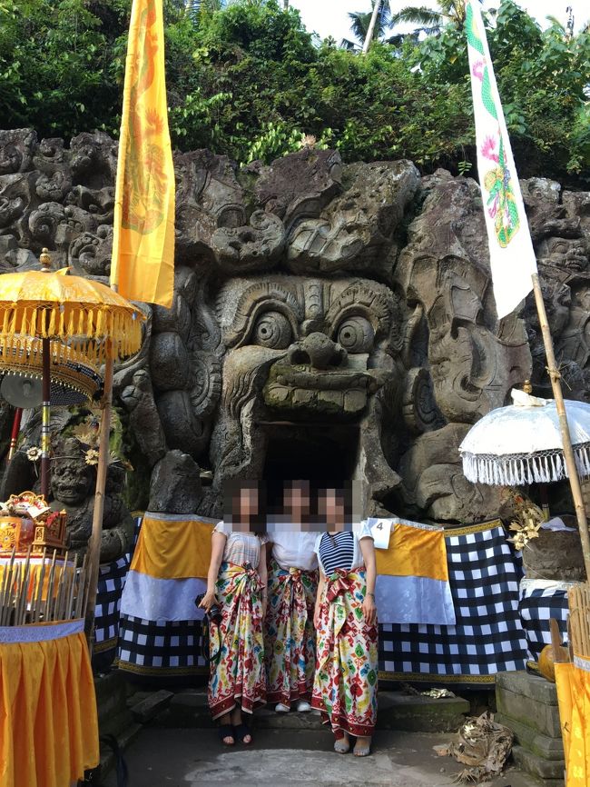 お次はゴア・ガジャへ。ここでも腰布を巻いて