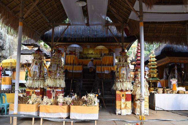 お供え物や飾りもたくさん。奥の高座にいる方は位の高い人だそうで、手前の下段で地元の方がお参りしてました。