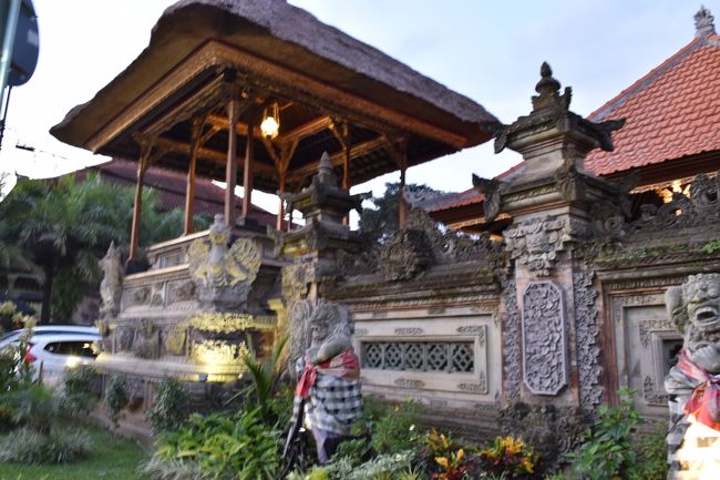 ウブド王宮前で待ち合わせ。道路はすごい渋滞。こんなに人も車も多い中で、ガイドさんと落ち合えるのかと思っていたら、時間ぴったりにピックアップしてくれました。