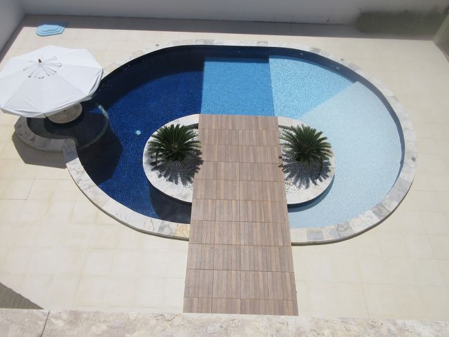 裏にはプールが<br />　右側が浅くて、左側に行くほど深くなっている<br />　　パラソルの下はジャグジー<br /><br />