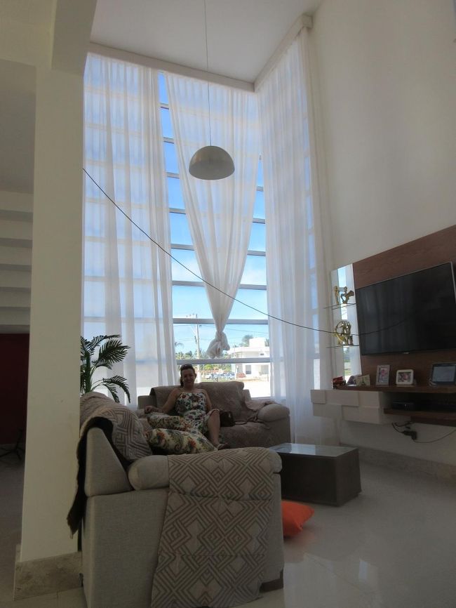 入口にガードマンが居るコンドミニオ<br />　３階まで吹き抜けのリビング<br /><br />