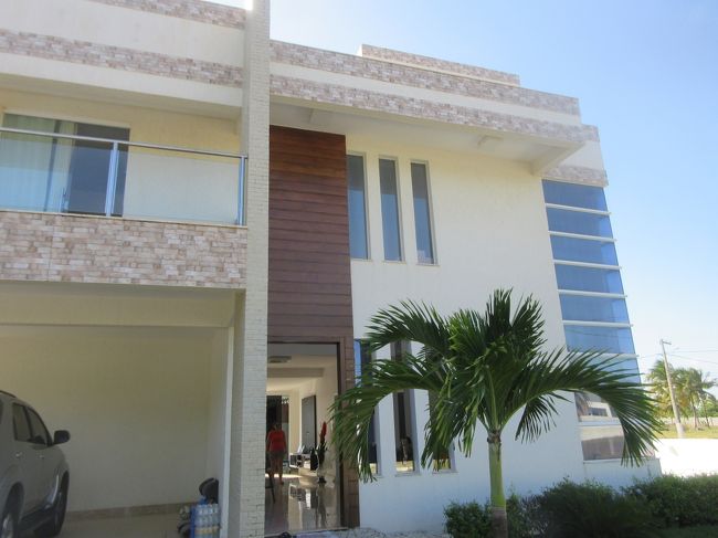 外観はこんな感じ<br />　１階は部屋が１つとリビング・ダイニングキッチン<br />　　２階は３つの部屋と多目的ルーム<br />　　　全ての部屋にトイレと風呂が付く<br /><br />