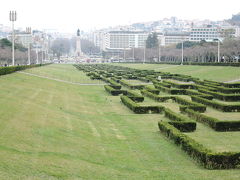 エドゥアルド７世公園
１９０２年イギリスのエドワード７世がリスボンを訪問したのを記念して作られた、フランス式庭園。中央に幾何学模様の植え込み、両側に遊歩道があります。
植え込みが綺麗に刈られています。ポンバル侯爵像が建つ広場が下に見えます。