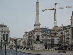 レスタウラドーレス（復興者たち）広場
16世紀末からスペインに支配されてきた屈辱の60年間、1640年民族の自立を願う愛国者たちは蜂起し、ポルトガルの独立を勝ち取ったそうです。